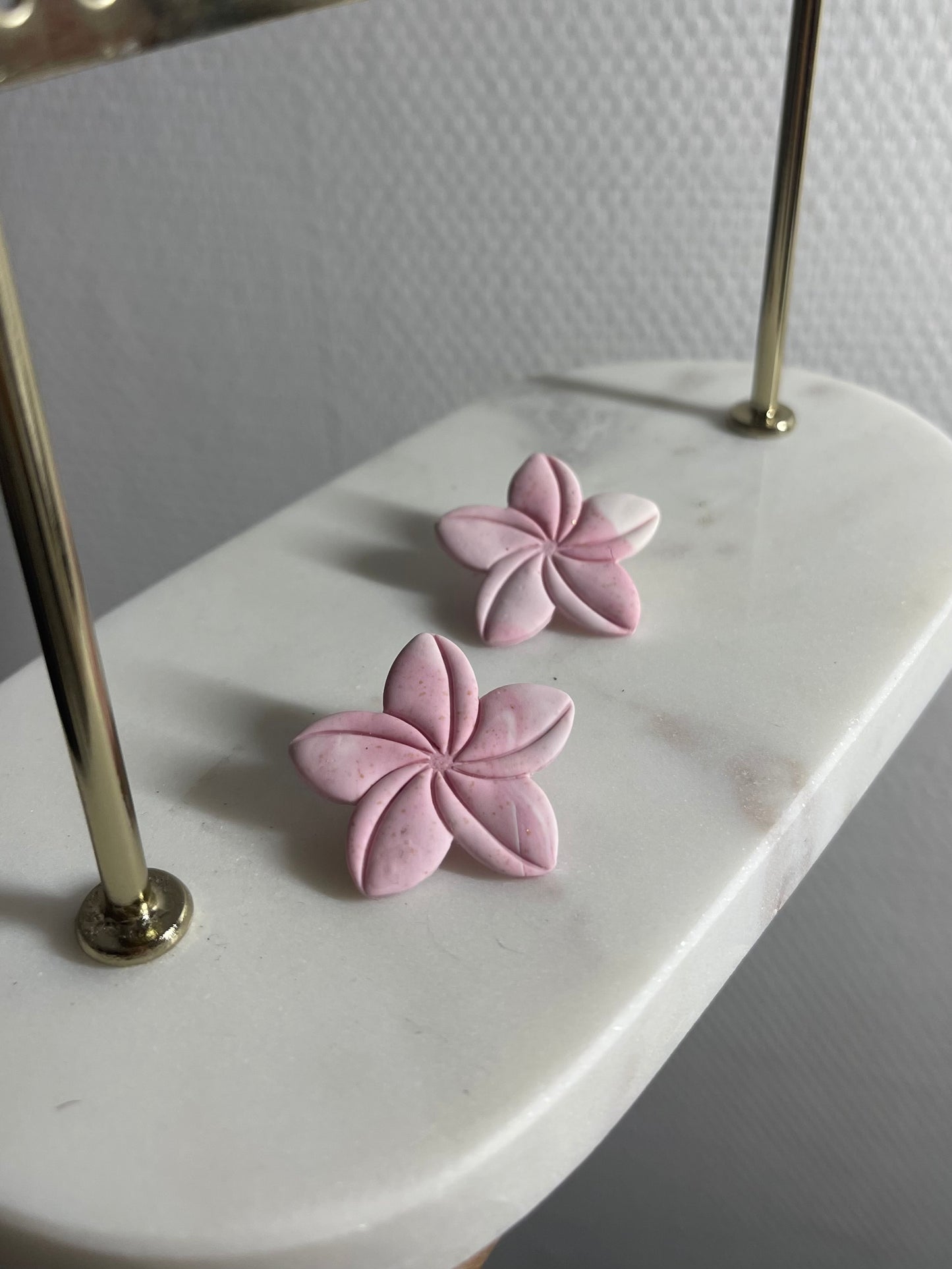 Boucles d’oreilles " grande fleur frangipane "