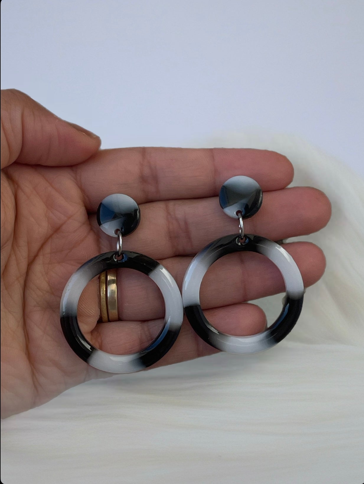 Boucles d’oreilles en résine " Carole "