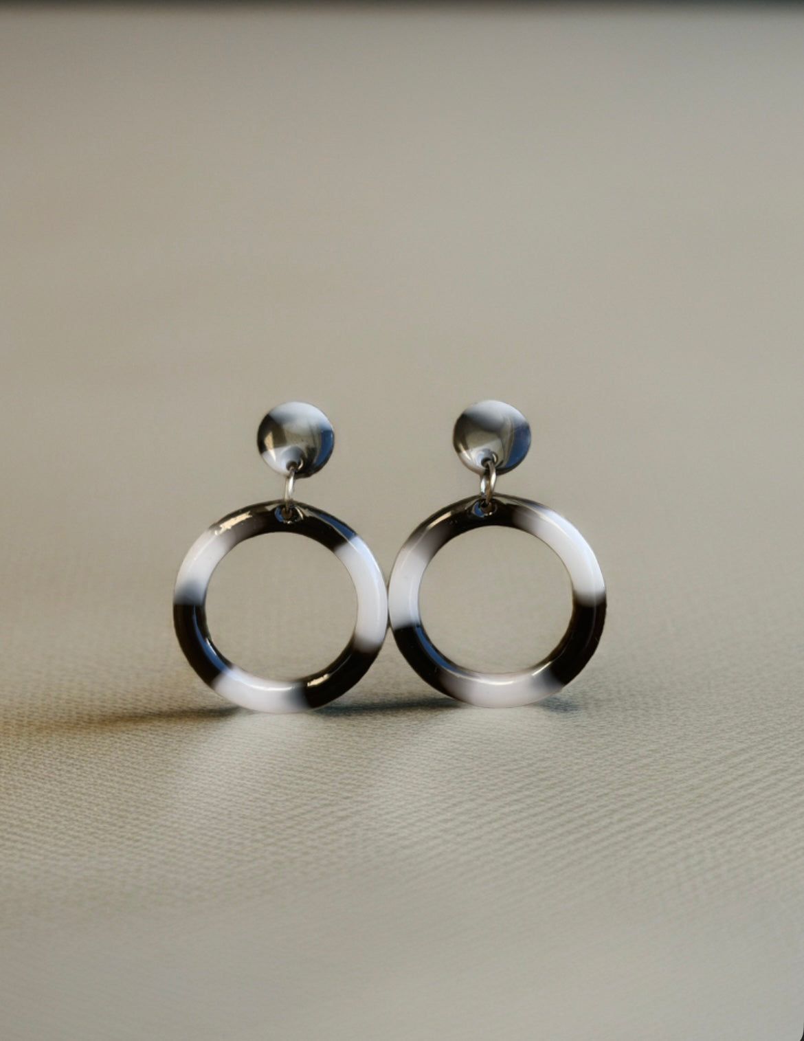 Boucles d’oreilles en résine " Carole "