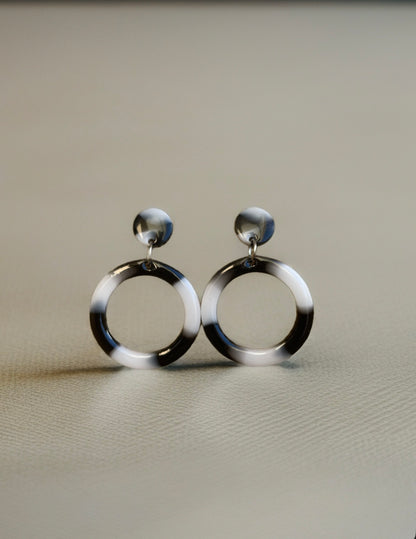 Boucles d’oreilles en résine " Carole "