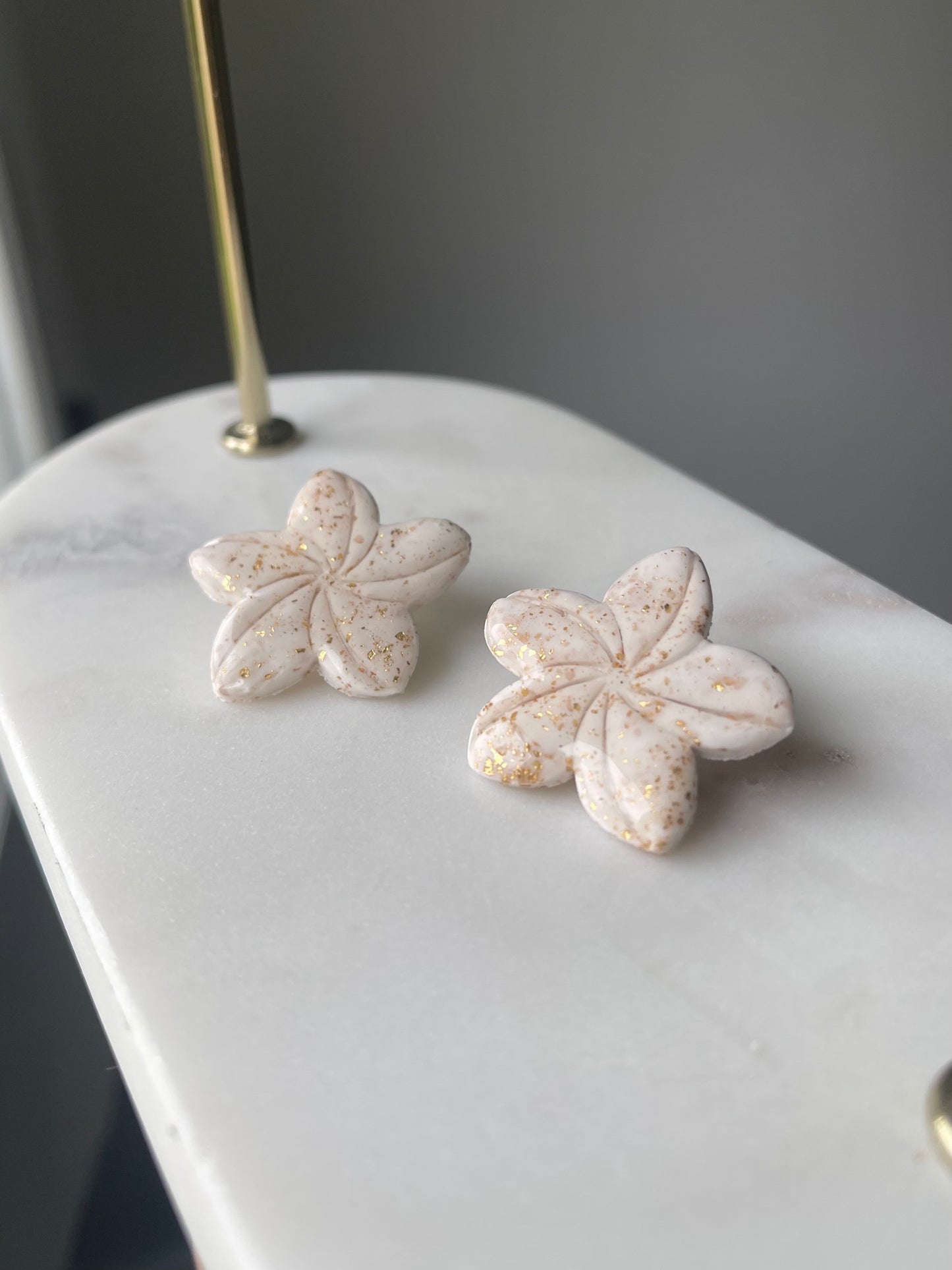 Boucles d’oreilles " grande fleur frangipane "